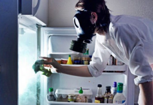 Consumidor abre a geladeira para verificar se há perda de alimentos por falta de luz