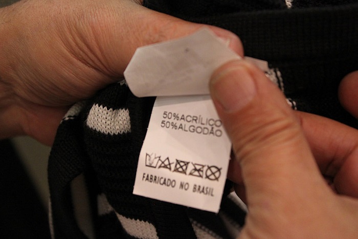 Fiscal do Ipem-SP verifica informações na etiqueta têxtil Foto: Ipem-SP/Divulgação