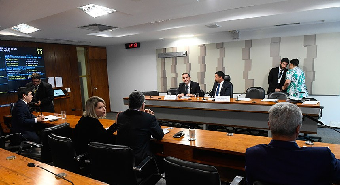 A Comissão de Transparência, Governança, Fiscalização e Controle e Defesa do Consumidor é o colegiado encarregado do tema no Senado. À mesa, o presidente da CTFC, Rodrigo Cunha, e o vice -presidente, Rodrigo Pacheco | Foto: Marcos Oliveira/Agência Senado