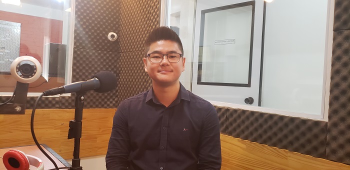 Anderson Takara, da Yesfurbe, explica que o celular usado, antes da venda, passa por diversos testes de qualidade| Foto: Mega Brasil