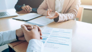 A venda casada é uma prática legalmente proibida, que se caracteriza por condicionar a oferta de um produto ou serviço à aquisição de outro | Foto: Divulgação