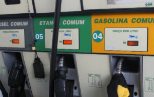 Com a certificação digital nas bombas de combustíveis, o consumidor poderá fiscalizar os postos via aplicativo no celular | Foto: Divulgação