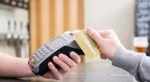 A troca de cartão é um dos golpes praticados por golpistas em festas como o Carnaval | Foto: Divulgação