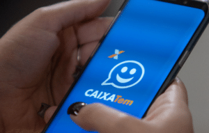 pessoa com celular na mão entra no app da Caixa Tem