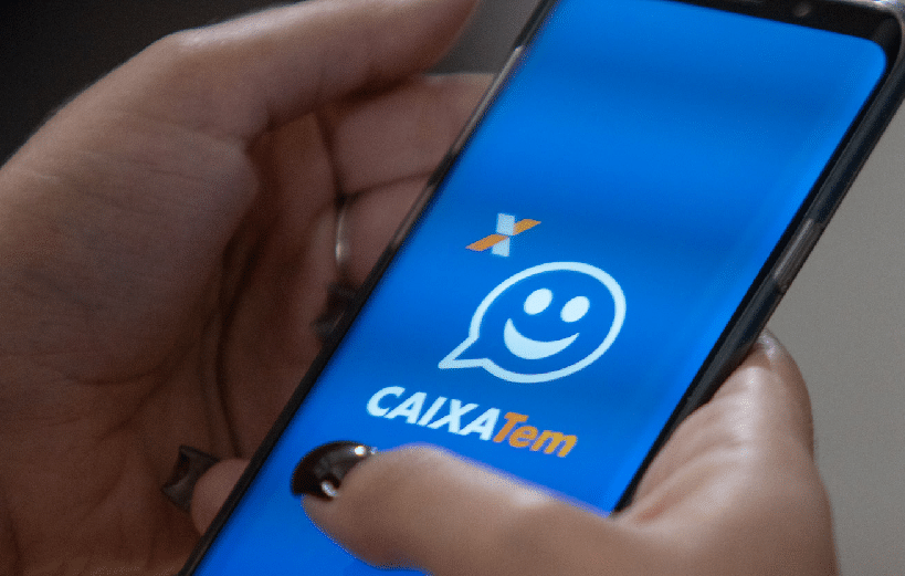 pessoa com celular na mão entra no app da Caixa Tem
