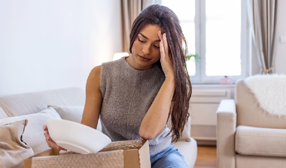 mulher abre pacote e fica decepcionada com o produto recebido