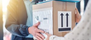 duas pessoas com uma caixa simbolizando troca de produtos