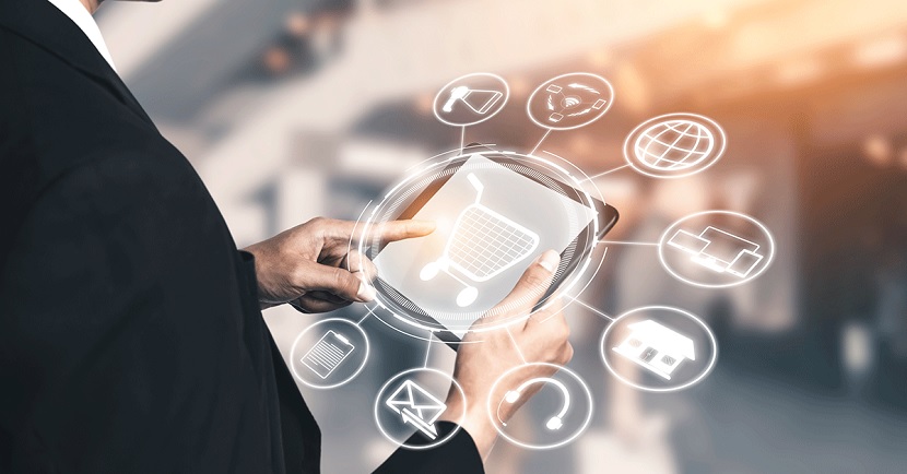 pessoa com tablet na mão mostrando carrinho de compra