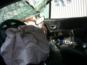 carro com airbag estourado