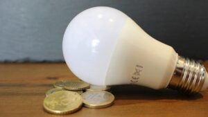 lâmpada em cima de algumas moedas