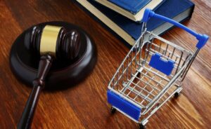 martelo de juiz e mini carrinho de compra