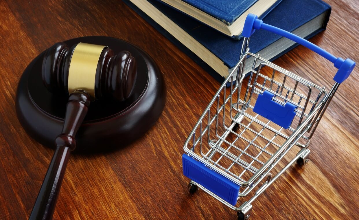 martelo de juiz e mini carrinho de compra