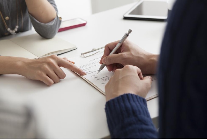 pessoas conversam sobre dívidas
