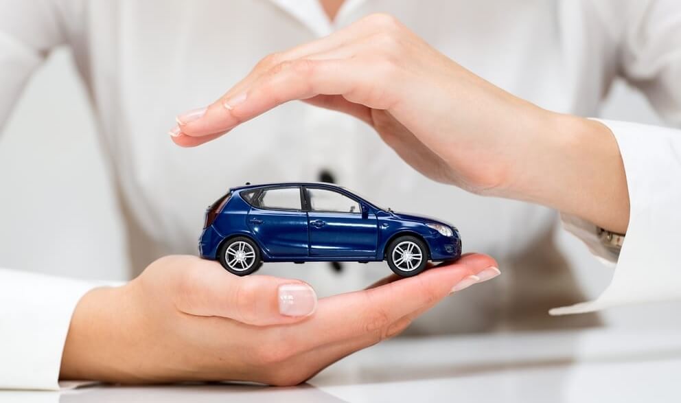 carro sendo protegido pelas mãos