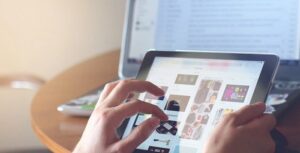 pessoa clicando em produto em computador, algoritmos