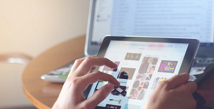 pessoa clicando em produto em computador, algoritmos