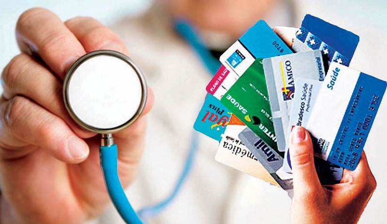 médico com aparelho e consumidor com vários cartões de planos de saúde