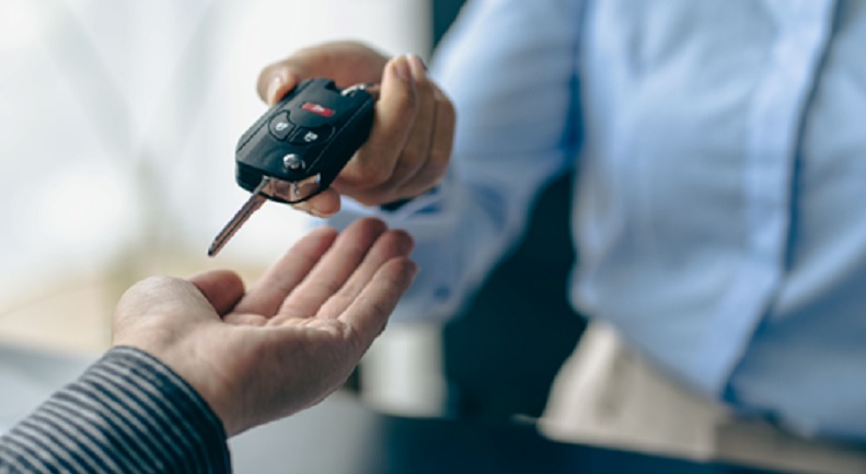aluguel de carros.. pessoa passando a chave para outra