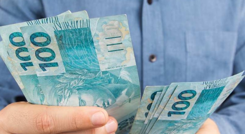 pessoa contando dinheiro, tipos de empréstimos disponíveis