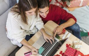 duas mulheres escolhem presentes na tela do computador