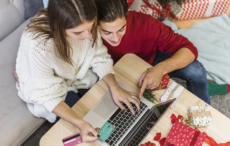 duas mulheres escolhem presentes na tela do computador