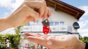 pessoa entrega chave de uma casa para outra em aluguel de imóvel para férias