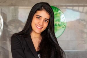 Ana Luiza Fernandes de Moura, do escritório Celso Candido de Souza Advogados, tem cabelos longos escuros e está de blusa preta