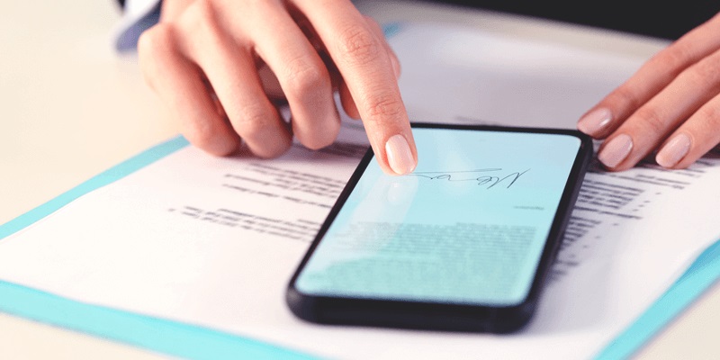 mulher lê contrato educacional no celular