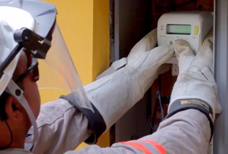 Funcionário da Enel instala medidor inteligente de energia