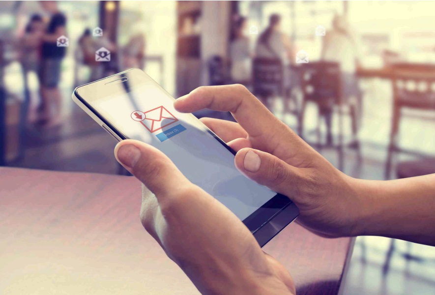 O processo de envio da notificação de dívida via online tem início com o credor informando o birô de crédito sobre a inadimplência