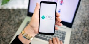 Consumidor com celular na mão no aplicativo da chave PIX bloqueada