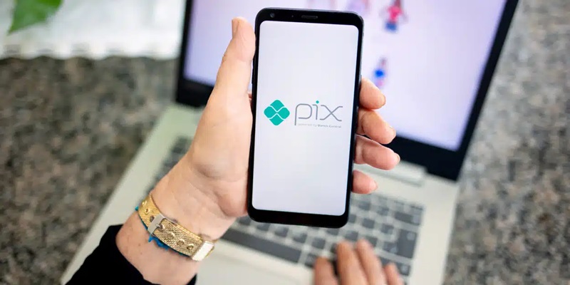 Consumidor com celular na mão no aplicativo da chave PIX bloqueada