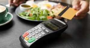 pessoa pagando o almoço com vale-refeição