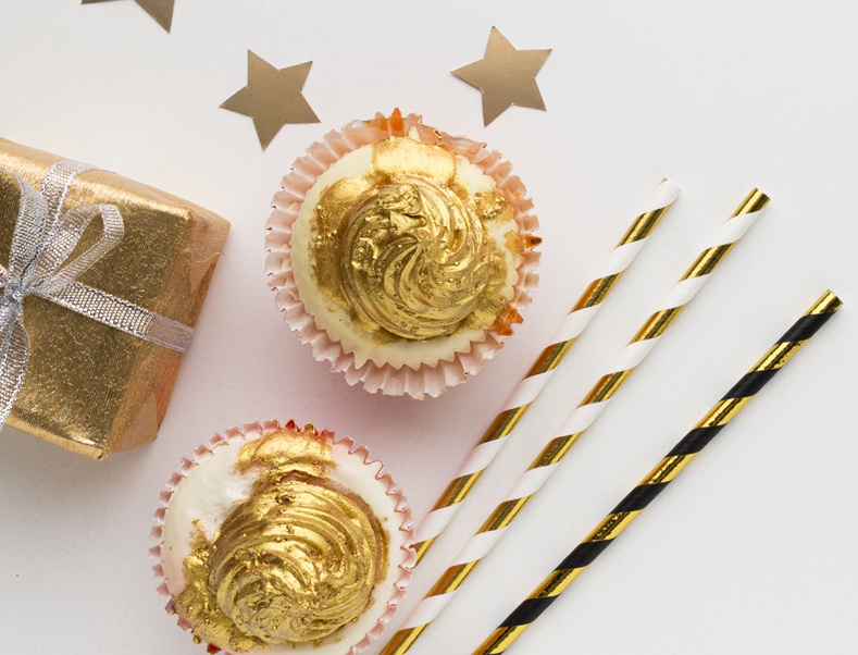 dois docinhos dourados brilhantes