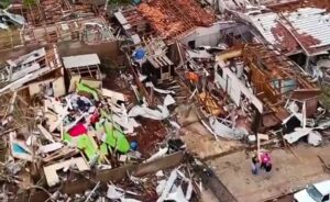 Imagem da destruição causada pelo tufão no Paraná