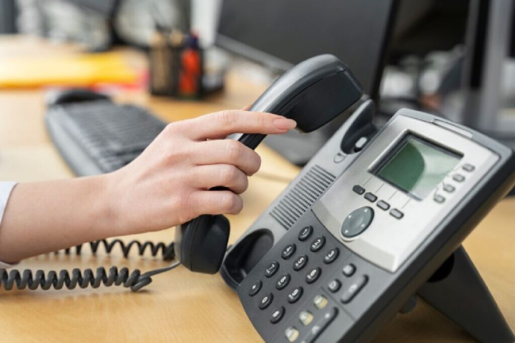 Mulher colocando o telefone no gancho