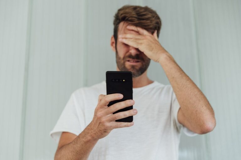 Homem põe a mão na cabeça, ato de desespero, ao ver que comprou um aparelho celular irregular