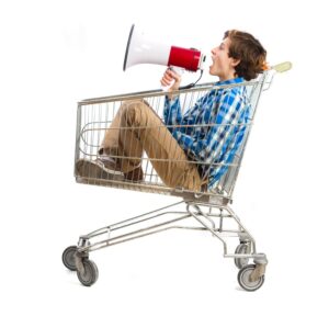 consumidor sentado carrinho de compra com um megafone