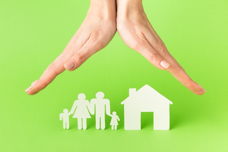 duas mãos protegendo familia e a casa