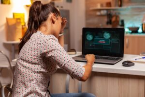 mULHER OLHA AFLITA COMPUTADOR APÓS SABER QUE SEUS DADOS FORAM VAZADOS